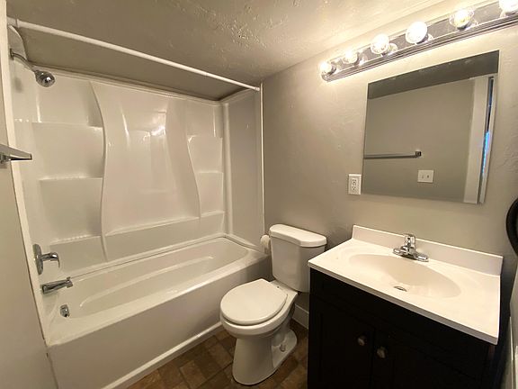 5th image of 5622 S Woodview Dr