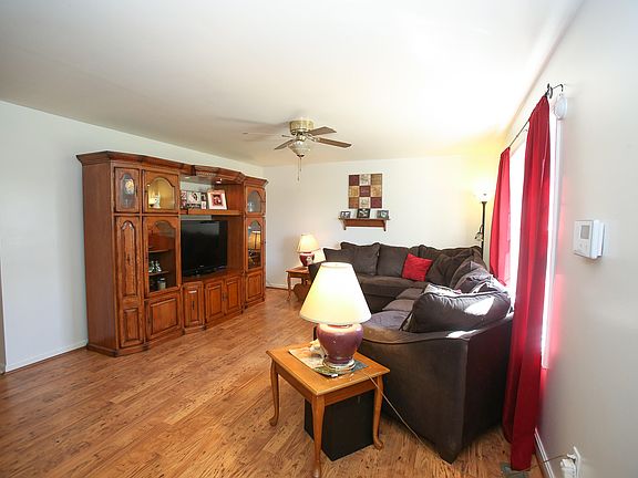 3rd image of 272 Country View Dr