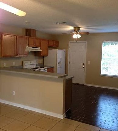 Living Rm to Kitchen