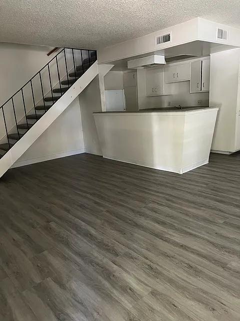 1 bed, 700 sqft, $1,300 — Photo 2