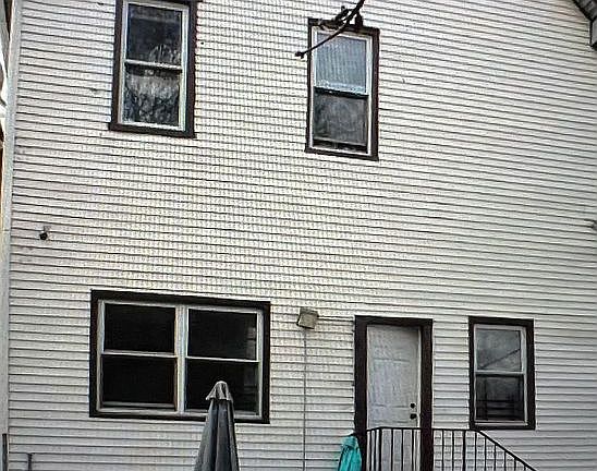 3rd image of 933 Van Duzer St