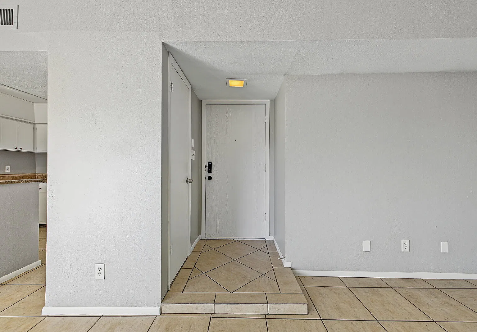 2 bed, 2.0 bath, 1037 sqft, $1,700 — Photo 2