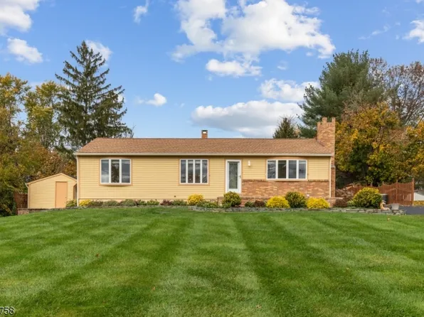 7 Circle Drive North, West Amwell Twp., NJ 08530
