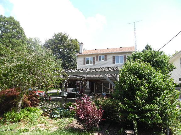 4th image of 1545 Clarendon Ave