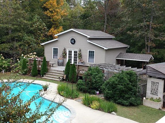 Private setting of the Retreat Lodge and Pool.