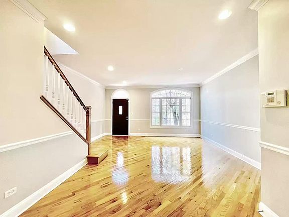 4th image of 2904 N Washtenaw Ave #1