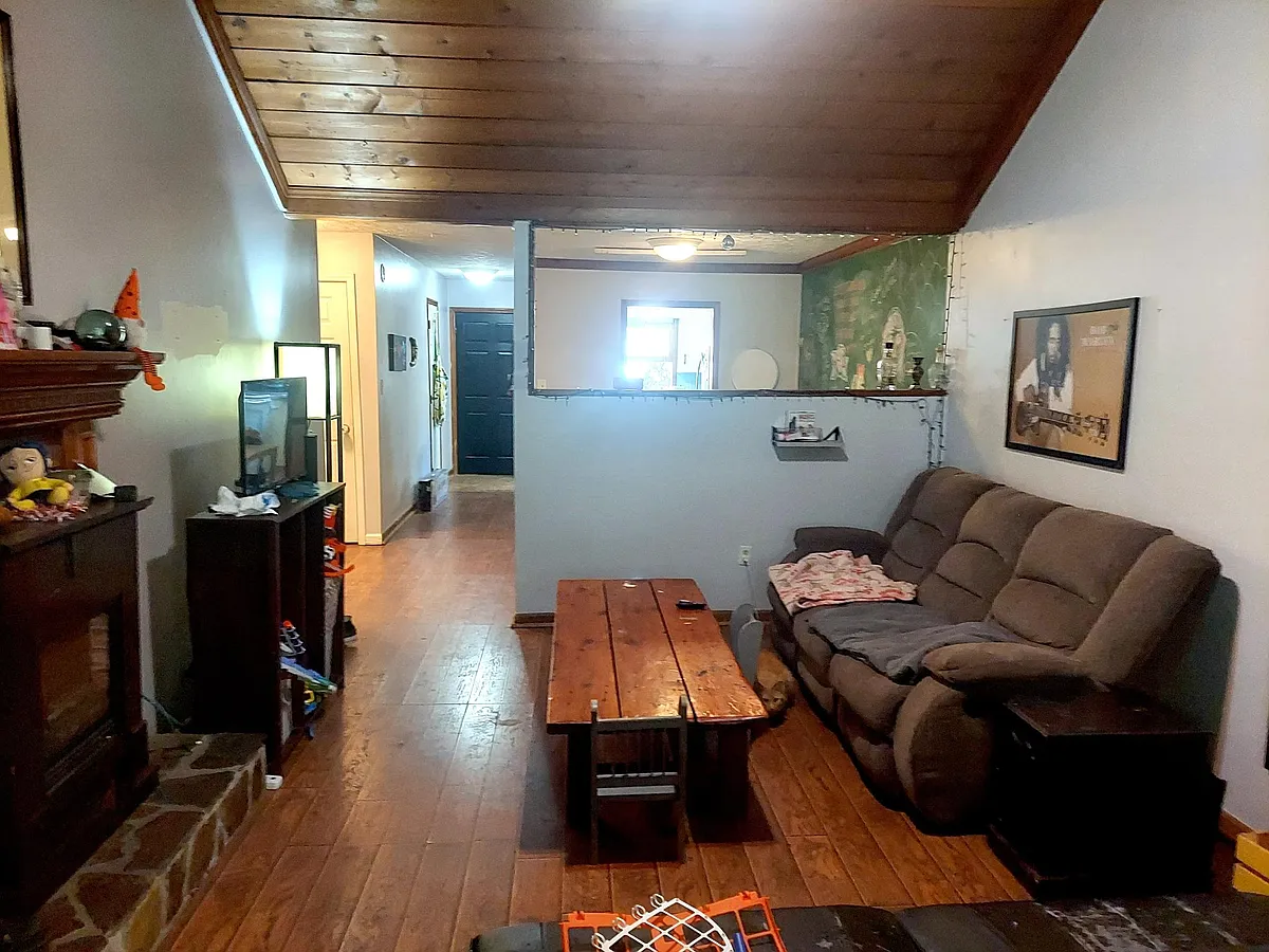 Living Room, facing the front - 206 Eaglewood Ct