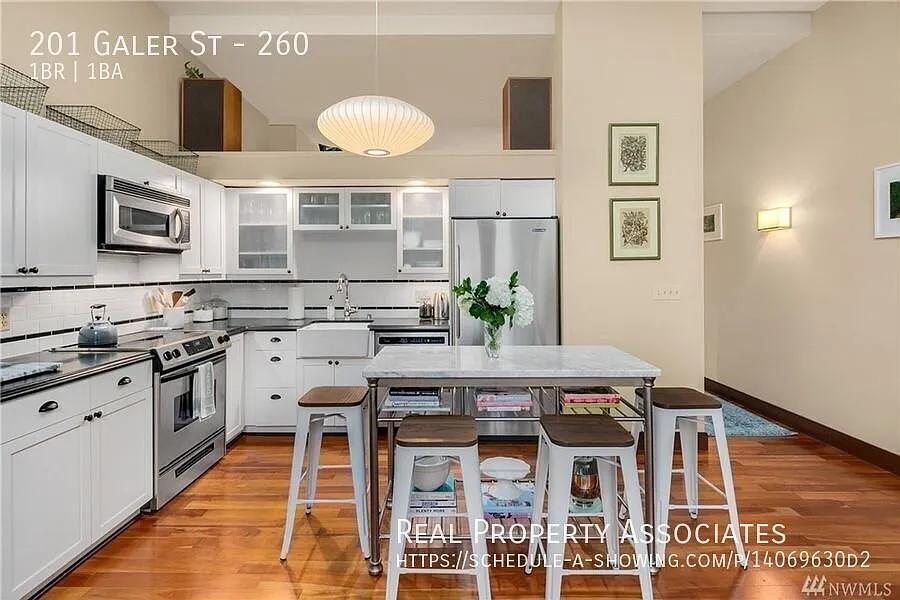 One Bedroom Condo in Old Queen Anne High School — Photo 2