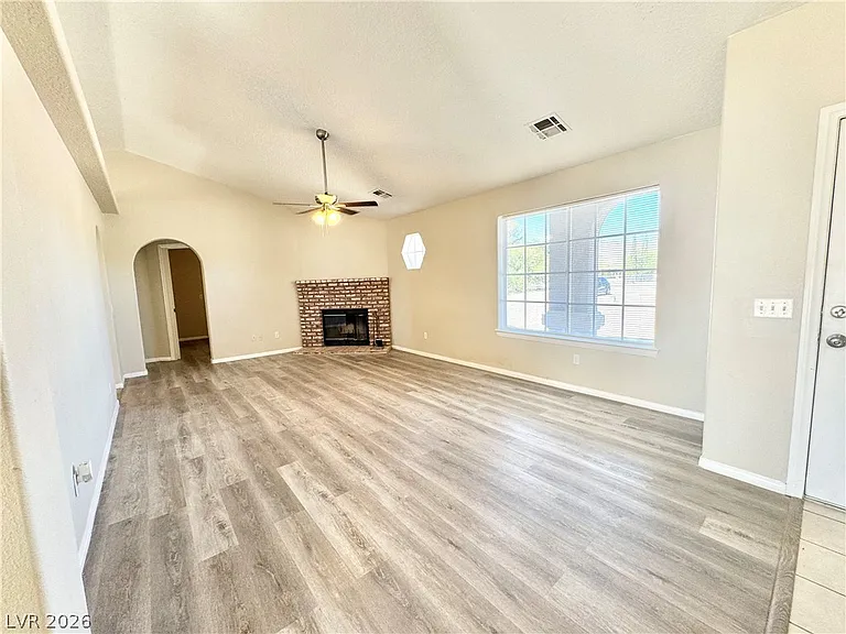 2671 N Murphy St — Photo 3