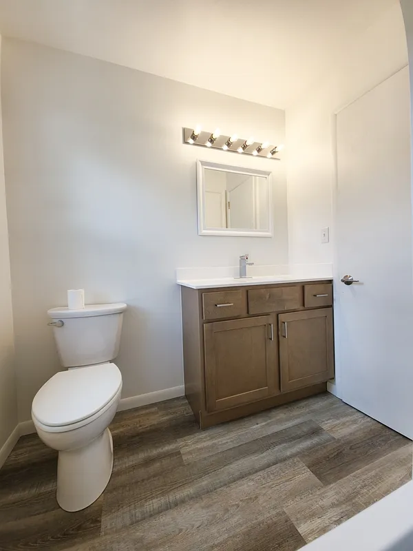 2 bed, 1.0 bath, 977 sqft, $1,750 — Photo 3