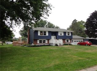 7126 Fieldcrest Dr, Lockport, NY 14094