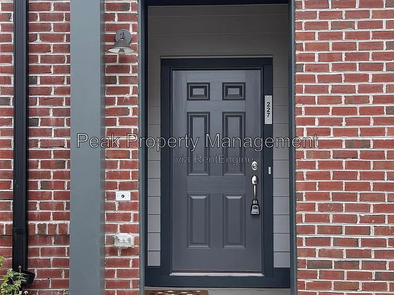 227 Brattice Dr — Photo 2