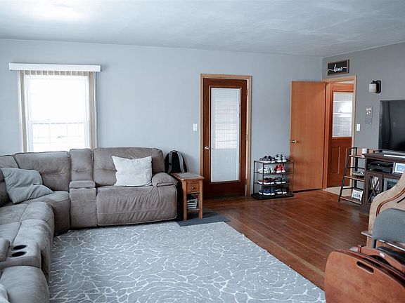 3rd image of 808 G Ave