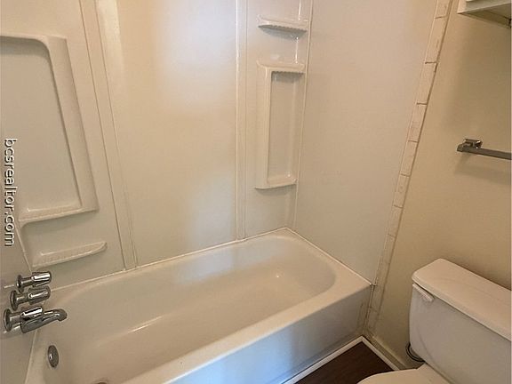 4th image of 707 Yegua St APT D