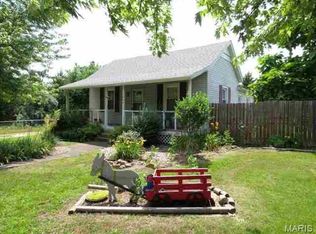 1643 Twin Oaks Dr, Lebanon, MO 65536