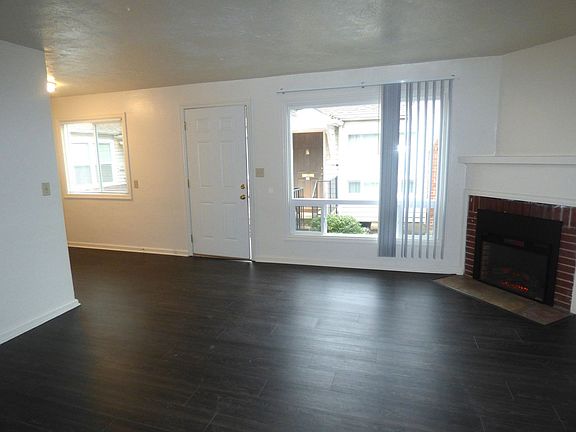 4th image of 1147-1189 Saginaw St S #1187