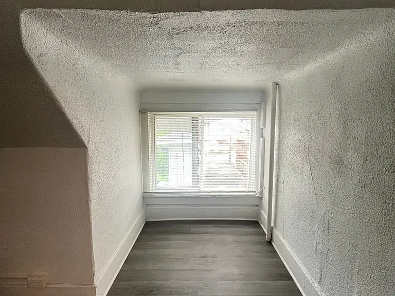 319 Franklin Ave — Photo 23