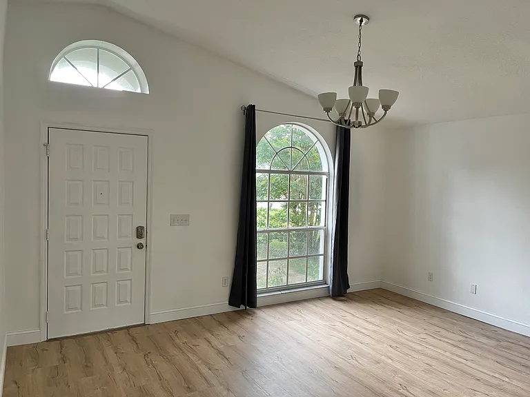 2829 S Brown Ave — Photo 2