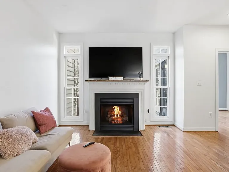 4550 Fair Valley Dr — Photo 8