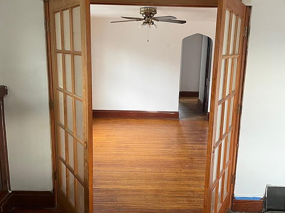 4th image of 574 Winspear Ave
