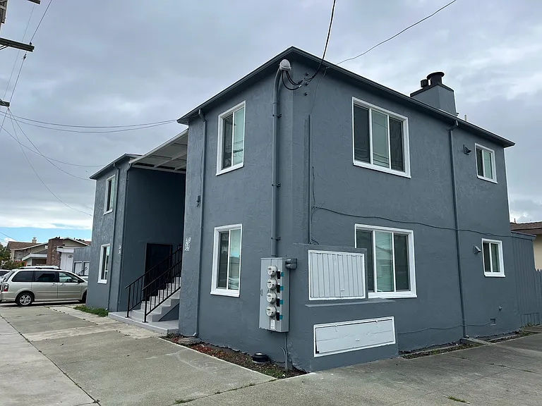 349 31st St — Photo 1