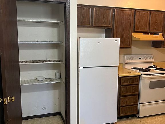 2nd image of 290 Apple Tree Ct APT 8