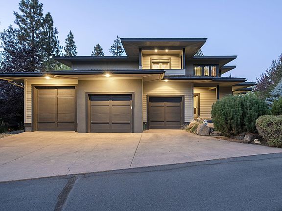 4th image of 19062 Mount McLoughlin Ln