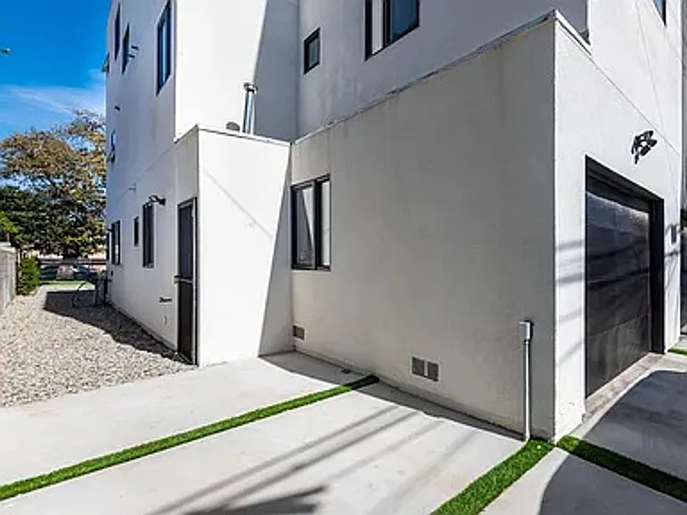 1458 W 37th Pl — Photo 12