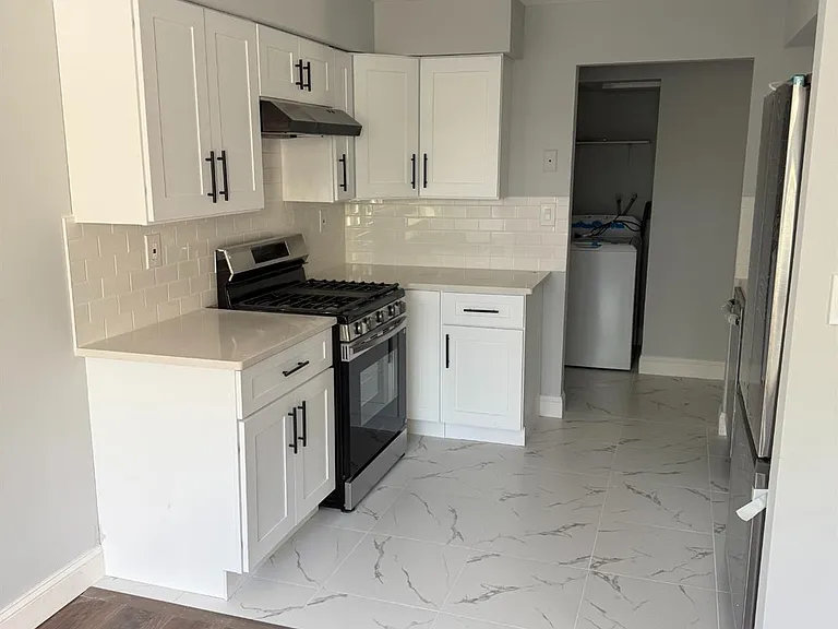 1008 Hidden Village Dr — Photo 2