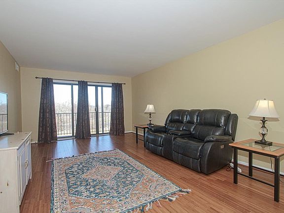 3rd image of 250 W Parliament Pl APT 312