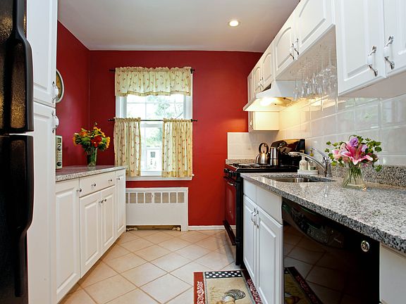 3rd image of 33 Fieldstone Dr APT D1