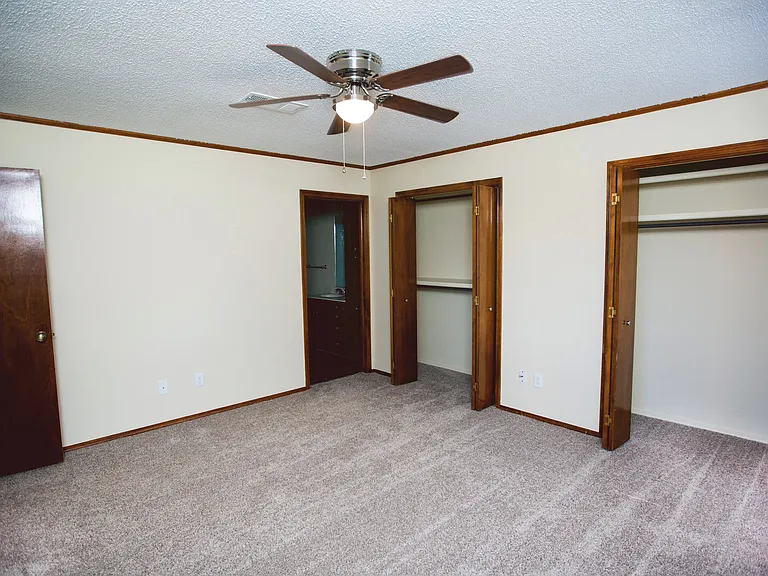 Quail Creek Apartments & Duplexes — Photo 13