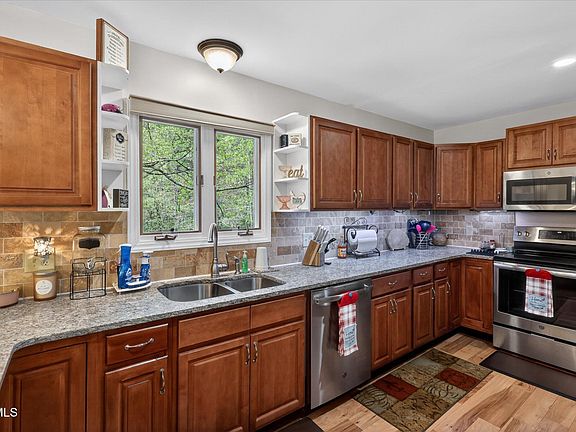 3rd image of 603 Blue Springs Rd