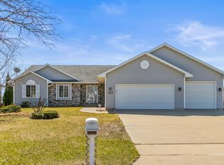 327 Country Clover Dr, Deforest, WI 53532