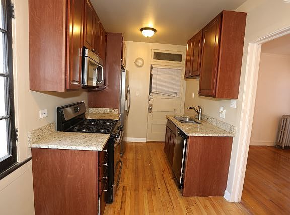 2nd image of 2108 W Ainslie St APT 2W