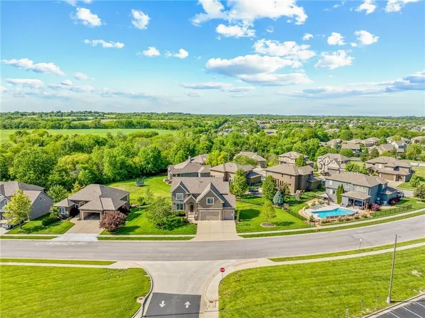1518 Creekmoor Dr, Raymore, MO 64083