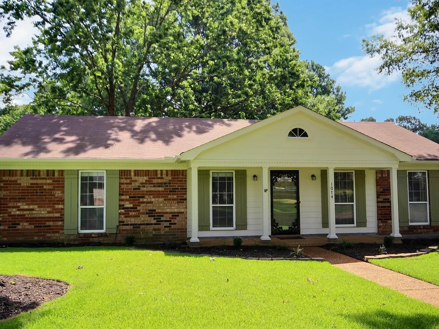3 bed, 2.0 bath, 1384 sqft, $2,000 — Photo 3