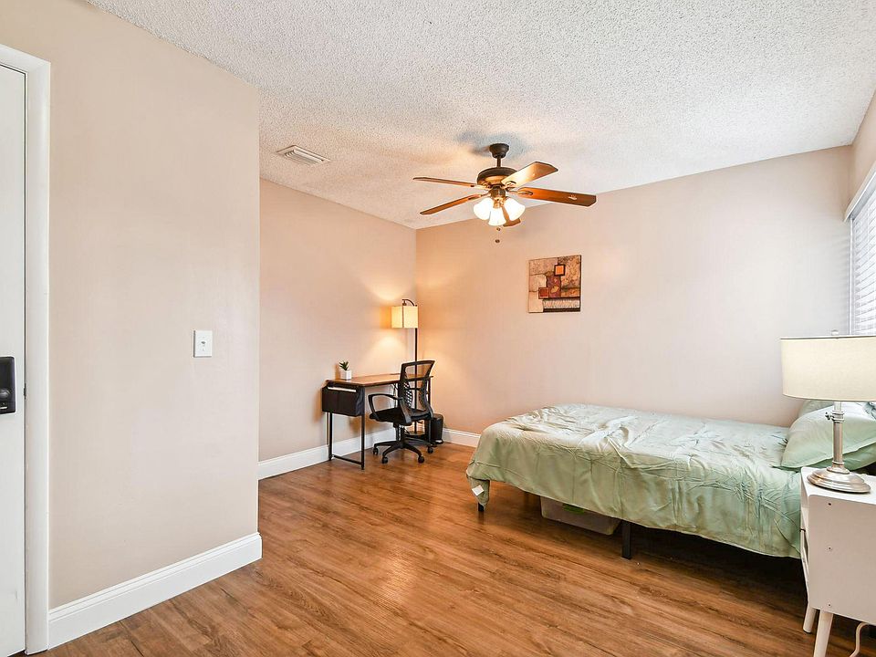 Spacious room with vinyl floors