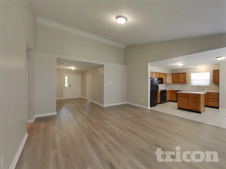 477 Yorktown Ln — Photo 2