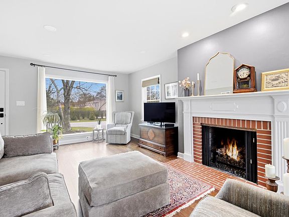 3rd image of 8314 N Regent ROAD