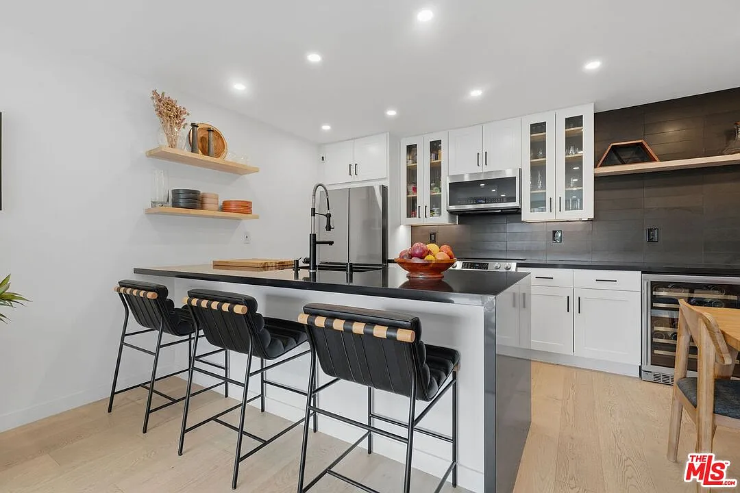 2 bed, 2.0 bath, 990 sqft, $4,300 — Photo 4