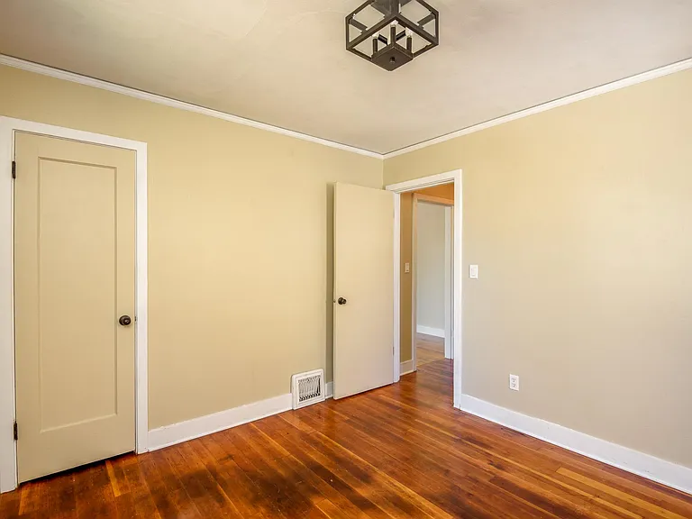 335 NE Kearney Ave — Photo 9