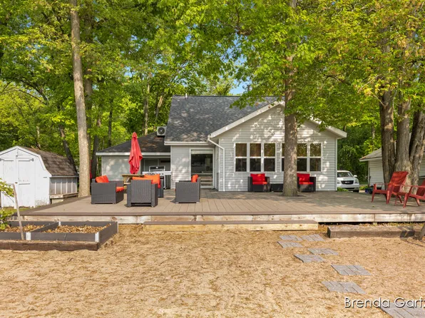 8570 Cochise Dr, Howard City, MI 49329