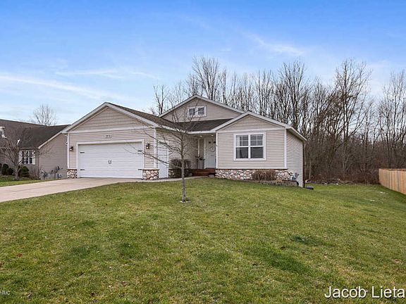 3rd image of 3972 Macey Dr NW