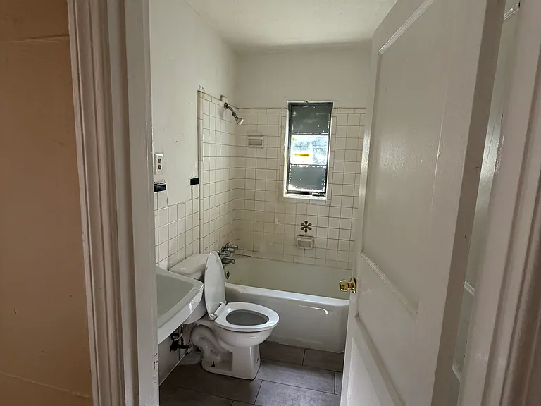 2140 Henry Ave — Photo 5