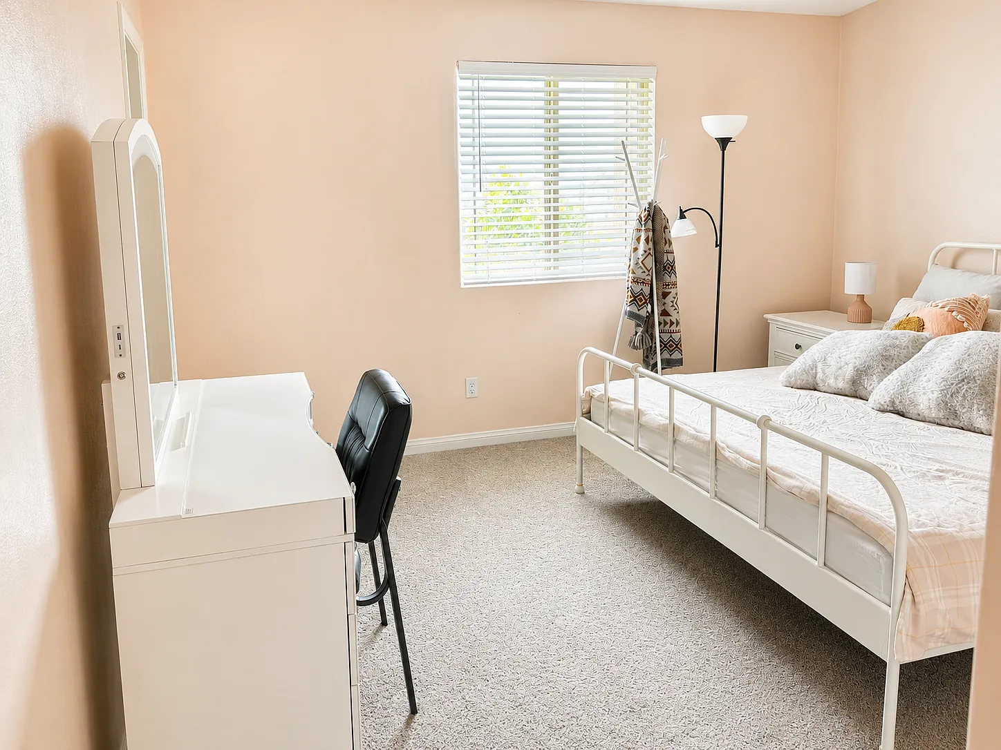 7 bed, 5.5 bath, 6500 sqft, $1,600 — Photo 2