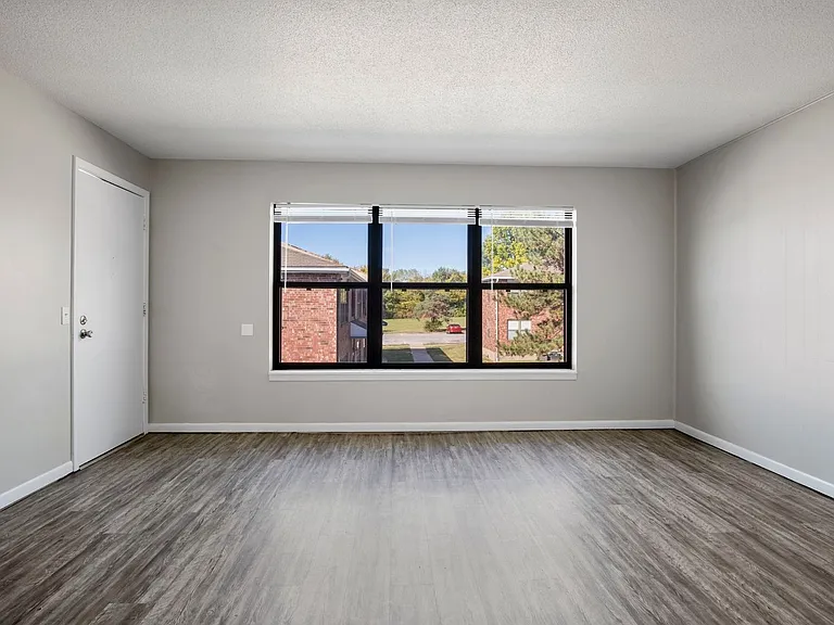 Hillside Apartments — Photo 10