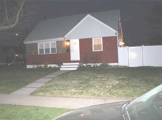 1009 Smith St, Uniondale, NY 11553