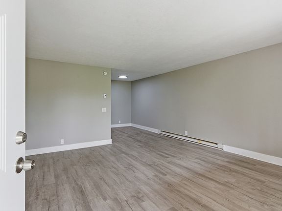 2nd image of 550 Harding Pl APT F121