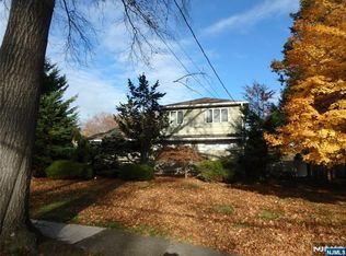 31 Leonard Dr, Old Tappan, NJ 07675